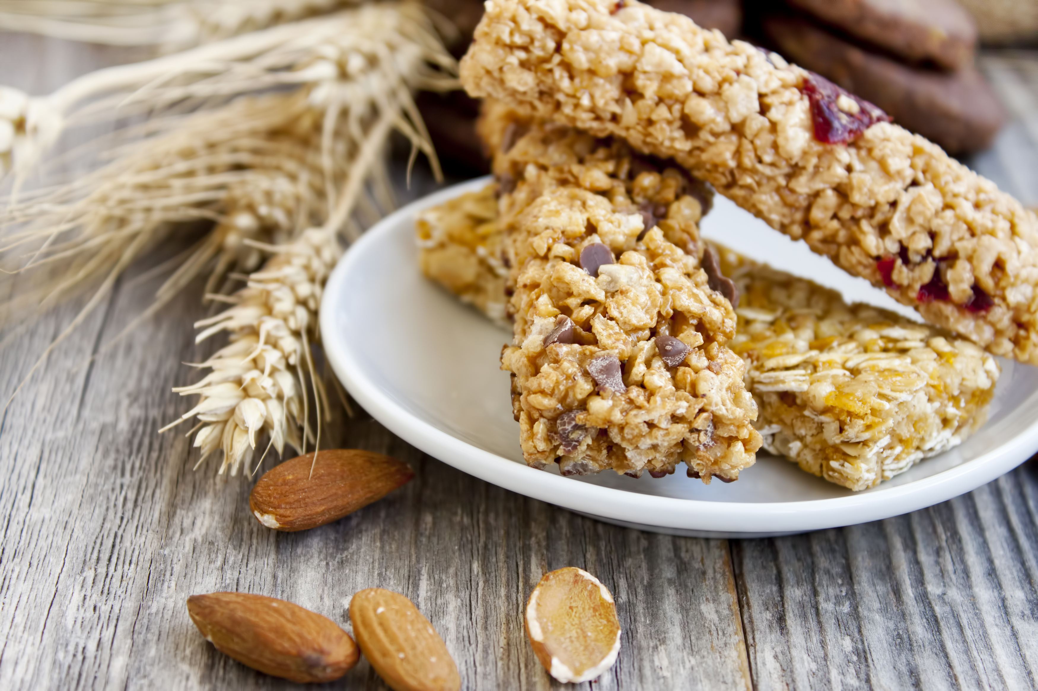 Овсянка это глютен. Батончик мюсли гранола. Granola Bar мюсли. Овсяная гранола. Гранола из овсянки.